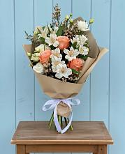 Букет цветов из:  Альстромерии, Лизиантусы, Розы и Хризантемы в Растуново