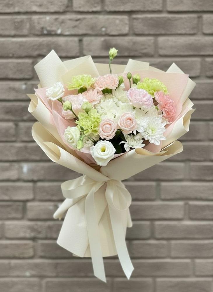 Букет цветов из: Гвоздики, Розы, Лизиантусы и Хризантемы в Растуново