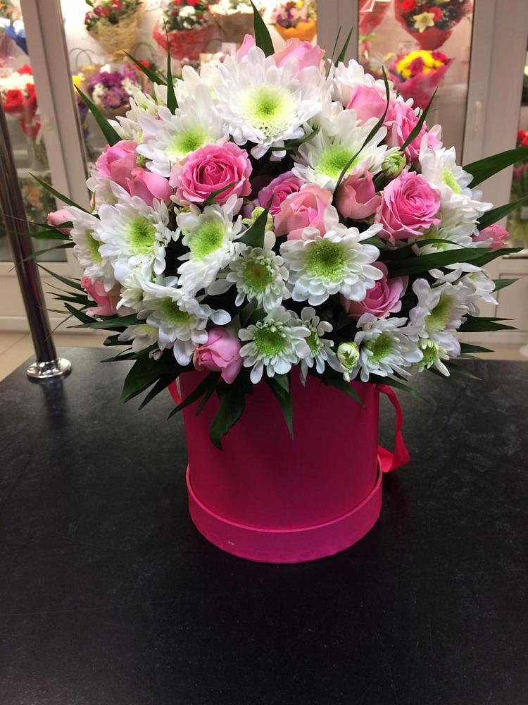 Цветочная композиция из Розы и Хризантемы в шляпной коробке в Растуново