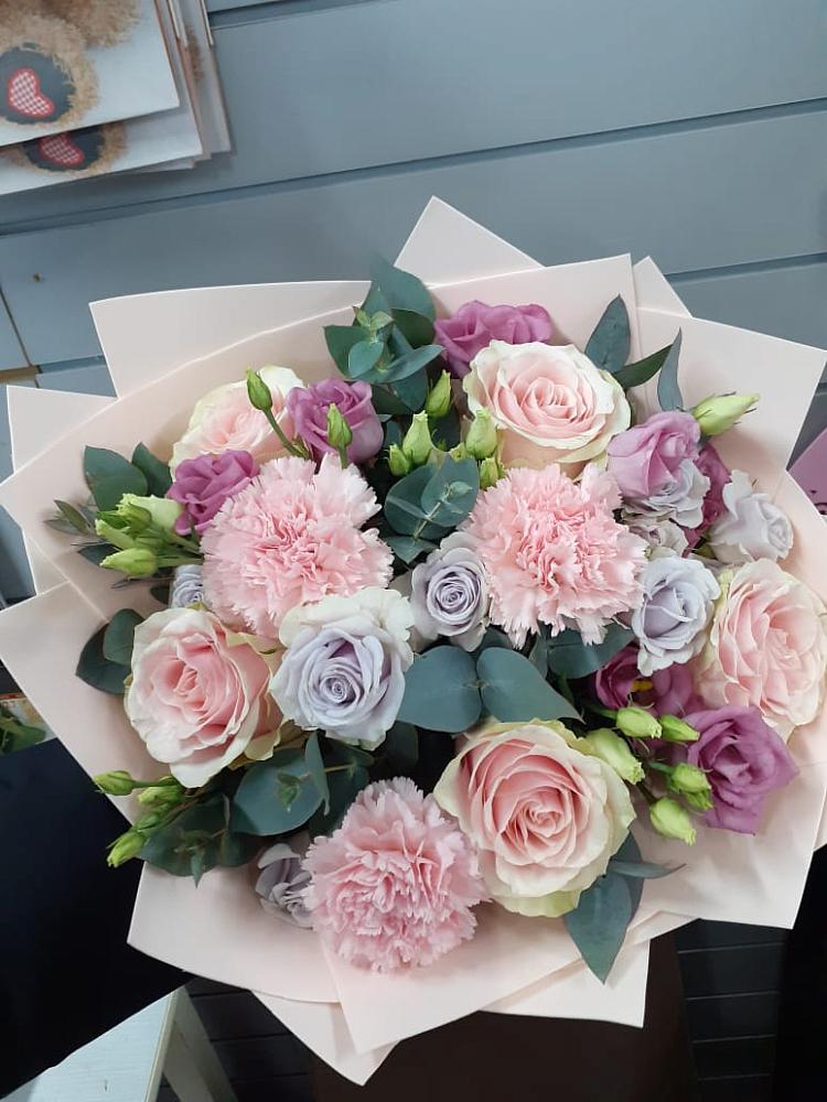 Букет цветов из: Розы, Гвоздики и Лизиантусы в Растуново