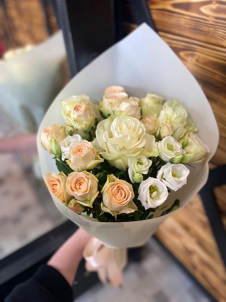 Букет цветов из: Розы и Лизиантусы в Растуново